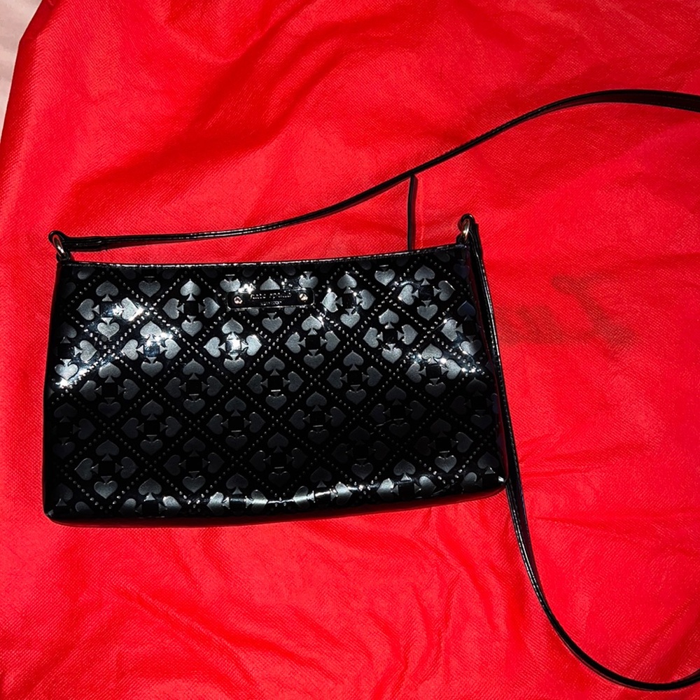 Black patent leather Kate Spade crossbody bag with gold lining ♠️